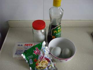 夏季爽口下饭菜——榨菜皮蛋拌豆腐的做法步骤：1