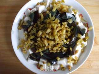 夏季爽口下饭菜——榨菜皮蛋拌豆腐的做法步骤：6