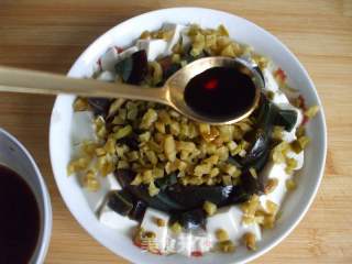 夏季爽口下饭菜——榨菜皮蛋拌豆腐的做法步骤：7