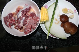 砂锅冬瓜排骨鸡肉汤的做法步骤：1