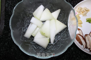砂锅冬瓜排骨鸡肉汤的做法步骤：2