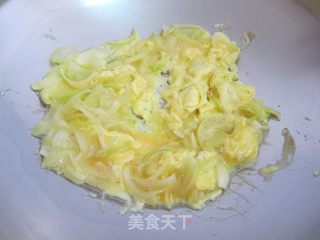 【洋葱炒蛋】“把洋葱的甜味释放出来”的做法步骤：5