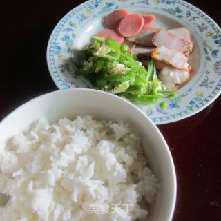 盖烧饭------微波炉加热美食的做法步骤：1