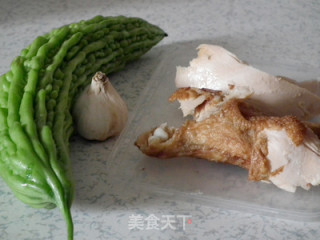 香辣鸡丝拌苦瓜的做法步骤：1