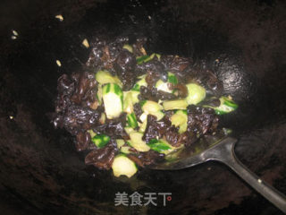 简单的减肥菜-青瓜炒木耳的做法步骤：7