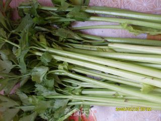 家常菜一号——凉拌芹菜的做法步骤：1
