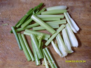 家常菜一号——凉拌芹菜的做法步骤：2
