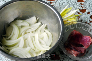 洋葱辣炒肉的做法步骤：1