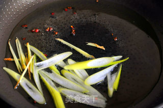洋葱辣炒肉的做法步骤：2
