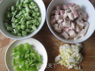 四季豆炒熟肉丁的做法步骤：2