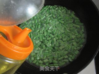 四季豆炒熟肉丁的做法步骤：4