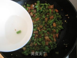 四季豆炒熟肉丁的做法步骤：9