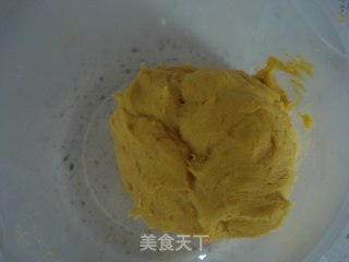 新手必学的基础面点——南瓜小馒头的做法步骤：4