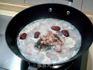 夏季进补佳品“花生鱼头汤”的做法步骤：2
