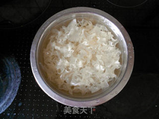 【红枣杏仁银耳羹】夏季的润肤养颜，滋阴补血益气佳品的做法步骤：2