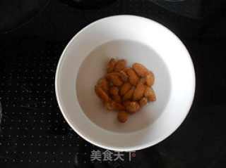 【红枣杏仁银耳羹】夏季的润肤养颜，滋阴补血益气佳品的做法步骤：3
