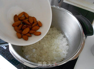 【红枣杏仁银耳羹】夏季的润肤养颜，滋阴补血益气佳品的做法步骤：5