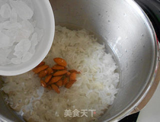 【红枣杏仁银耳羹】夏季的润肤养颜，滋阴补血益气佳品的做法步骤：6