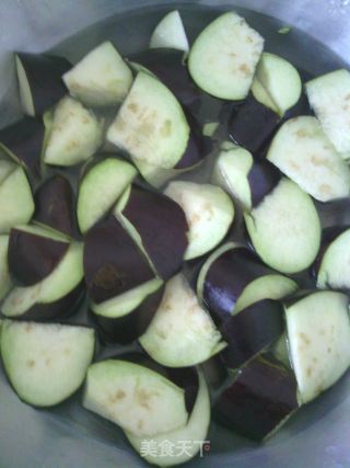 家常小菜——肉末烧茄子的做法步骤：1