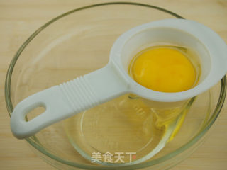彩绘草莓戚风蛋糕卷的做法步骤：1