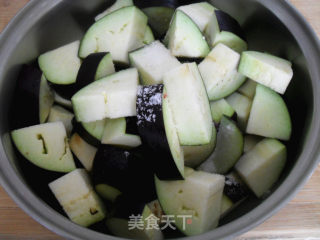 又一道开胃菜——番茄烧茄子的做法步骤：2