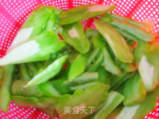 豆豉鲮鱼炒苦瓜的做法步骤：1