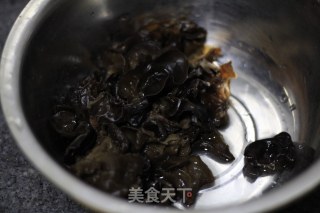 干锅啤酒鸡的做法步骤：2