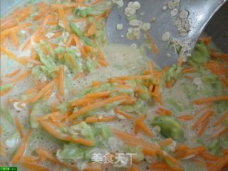 吃出新意,吃出好心情--苦瓜红萝卜烙的做法步骤：4