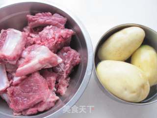 家常土豆炖排骨的做法步骤：1