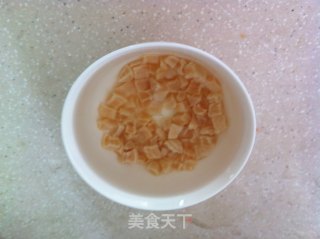 瑶柱冬瓜丝粥的做法步骤：1