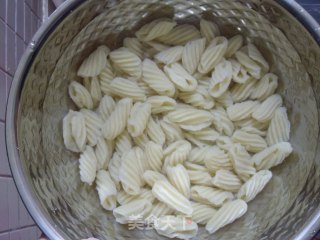酱肉笋芦炒螺旋面的做法步骤：8