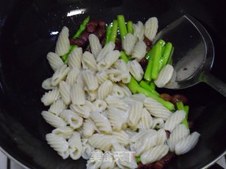 酱肉笋芦炒螺旋面的做法步骤：13
