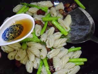 酱肉笋芦炒螺旋面的做法步骤：14
