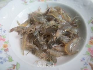 鲜辣椒炒虾的做法步骤：1