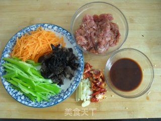 鱼香肉丝的做法步骤：1
