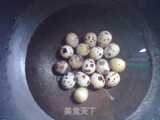 红烧五花鹌鹑蛋墨鱼仔的做法步骤：2