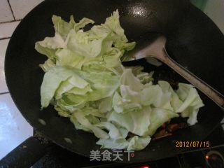 红辣椒干煸包菜的做法步骤：5