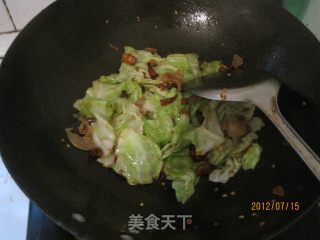红辣椒干煸包菜的做法步骤：8