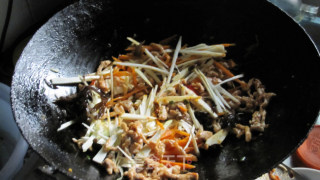 鱼香肉丝的做法步骤：7