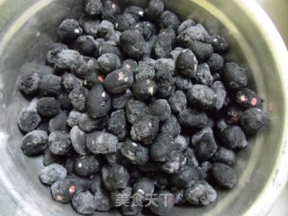 自制竹炭花生的做法步骤：4