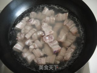 红烧肉焖蛋的做法步骤：1