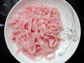 粉红色的诱惑------苋菜汁手擀面的做法步骤：9