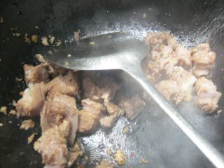 蜜汁炒排骨的做法步骤：2
