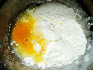 宝宝的最爱面食之-----不用水的全蛋手擀面的做法步骤：1