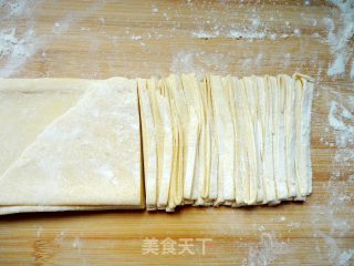宝宝的最爱面食之-----不用水的全蛋手擀面的做法步骤：5