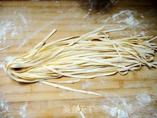 宝宝的最爱面食之-----不用水的全蛋手擀面的做法步骤：6