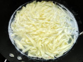 宝宝的最爱面食之-----不用水的全蛋手擀面的做法步骤：7