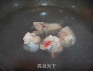莲子银耳骨头汤的做法步骤：2
