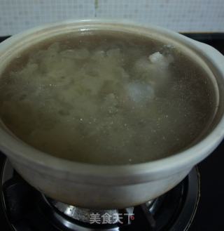 莲子银耳骨头汤的做法步骤：3