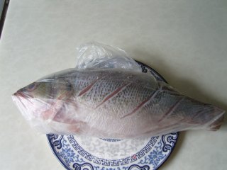 简单的家庭宴客菜--泰酱泡泡鲈鱼的做法步骤：2
